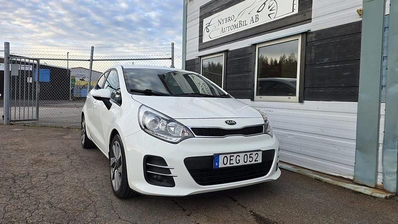 Vit Begagnad 2016 Kia Rio Halvkombi | 74 900 kr (Marknadspris) - Bild 1/4