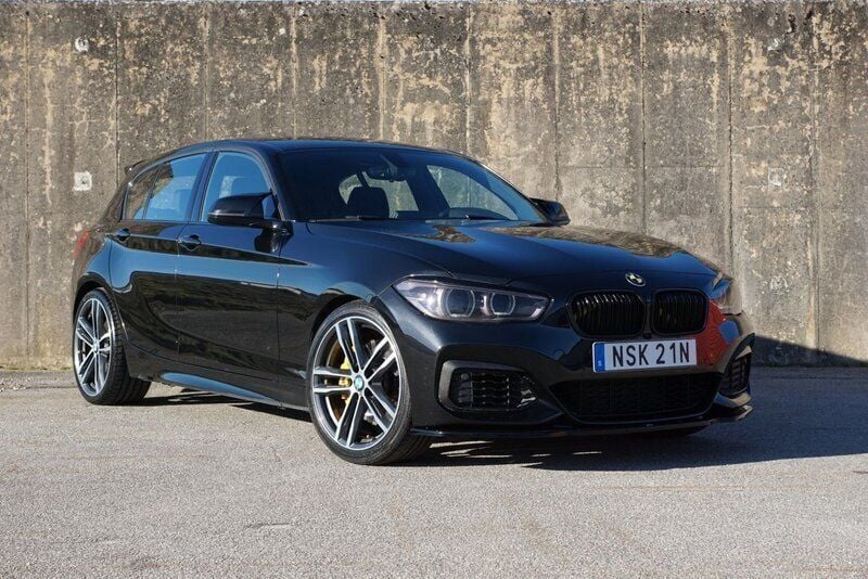 Svart Begagnad 2017 BMW M140 M Sport Halvkombi | 315 000 kr (Marknadspris) - Bild 1/4