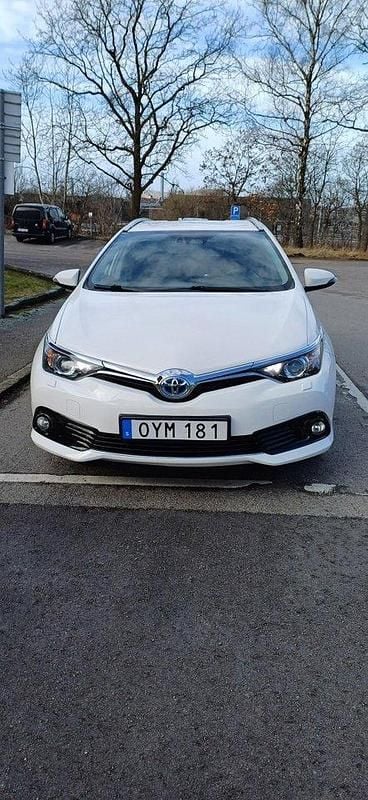 Vit Begagnad 2017 Toyota Auris Hybrid Kombi | 127 000 kr (Bra pris) - Bild 1/4