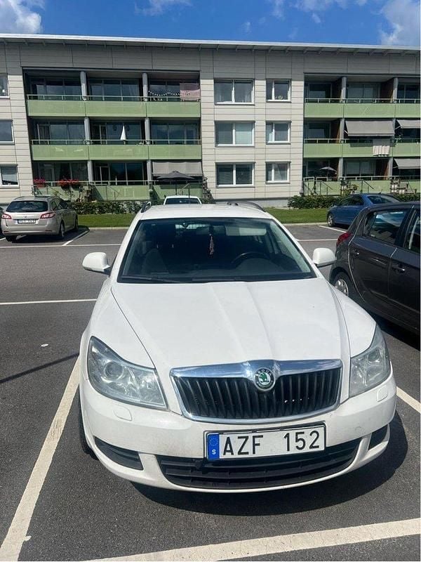 Vit Begagnad 2012 Skoda Octavia Ambiente Kombi | 33 000 kr - Bild 1/4