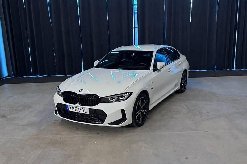 Vit Begagnad 2023 BMW 330 M Sport Sedan | 429 900 kr - Bild 1/4