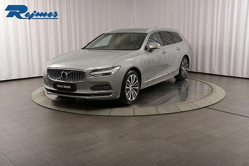 Grå Begagnad 2023 Volvo V90 Core Kombi | 409 900 kr (Marknadspris) - Bild 1/4