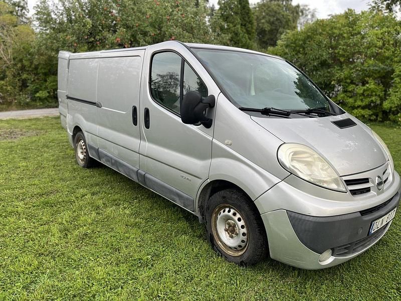 Silver Begagnad 2011 Nissan Primastar Minibuss | 38 000 kr (Marknadspris) - Bild 1/4