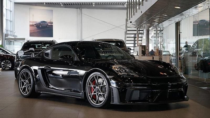 Svart Ny 2025 Porsche 718 Cayman GT4 Sportkupé | 1 780 300 kr (Marknadspris) - Bild 1/4