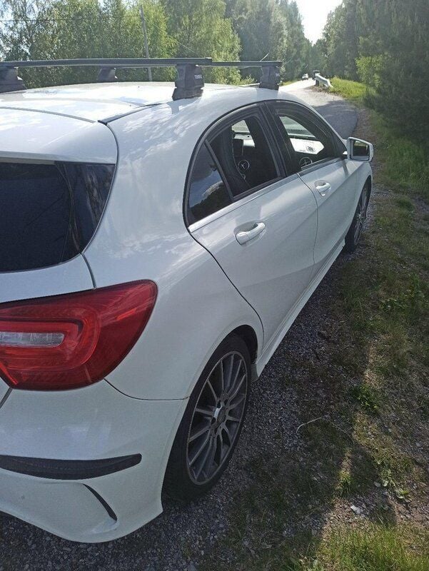 Vit Begagnad 2015 Mercedes A180 AMG line Halvkombi | 120 000 kr (Marknadspris) - Bild 1/4