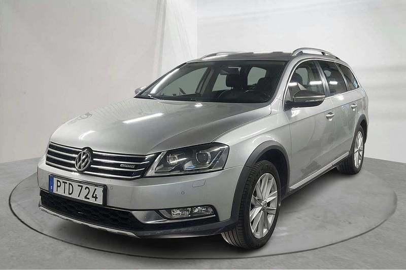 Silver Begagnad 2015 VW Passat Sedan | 104 650 kr (Bra pris) - Bild 1/4