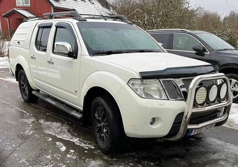 Vit Begagnad 2011 Nissan Navara Pickup | 129 900 kr (Marknadspris) - Bild 1/4