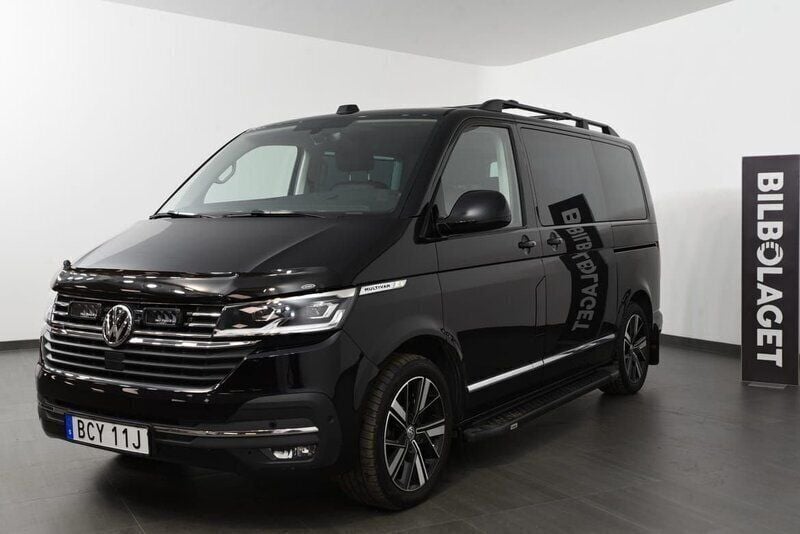 Svart Begagnad 2023 VW Multivan Highline Van | 689 500 kr (Marknadspris) - Bild 1/4