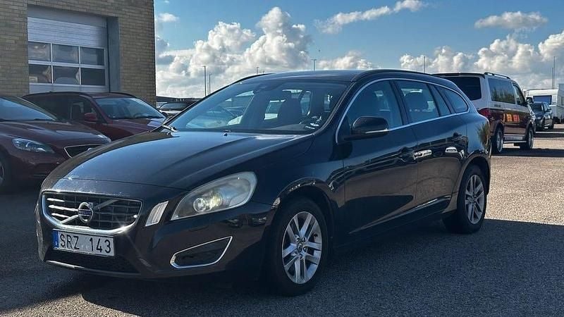 Svart Begagnad 2013 Volvo V60 Momentum Kombi | 89 500 kr (Bra pris) - Bild 1/4