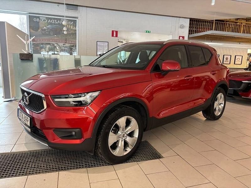 Fusion red Begagnad 2021 Volvo XC40 Momentum SUV | 299 500 kr (Marknadspris) - Bild 1/4