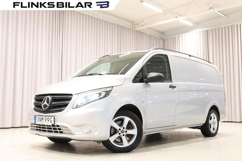 Silver (silver metallic) Begagnad 2021 Mercedes Vito Minibuss | 399 900 kr (Bra pris) - Bild 1/4