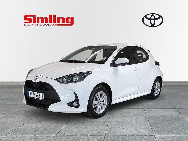 Vit Begagnad 2024 Toyota Yaris Hybrid Active Halvkombi | 254 900 kr (Marknadspris) - Bild 1/4