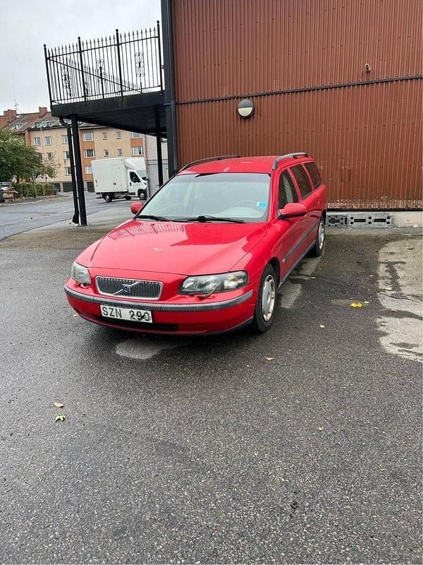Röd Begagnad 2002 Volvo V70 Kombi | 12 000 kr (Bra pris) - Bild 1/4