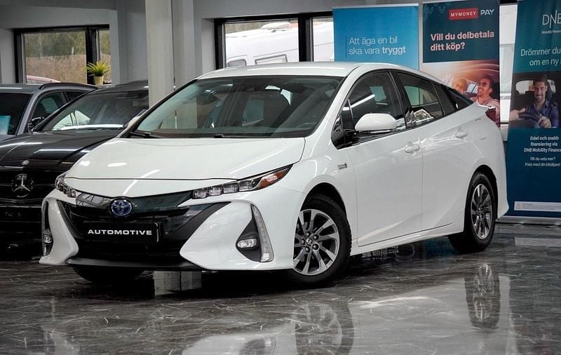Vit Begagnad 2017 Toyota Prius Plug-in Hybrid Halvkombi | 179 900 kr (Marknadspris) - Bild 1/4