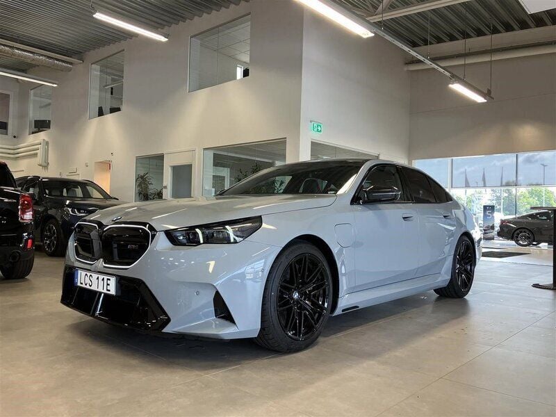 Grå Ny 2025 BMW M5 Comfort Edition Sedan | 1 870 900 kr - Bild 1/4