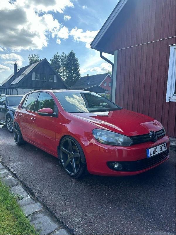 Röd Begagnad 2011 VW Golf VI Halvkombi | 58 000 kr (Marknadspris) - Bild 1/4