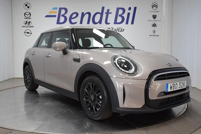 Grå Begagnad 2024 Mini Cooper Halvkombi | 274 500 kr (Marknadspris) - Bild 1/3