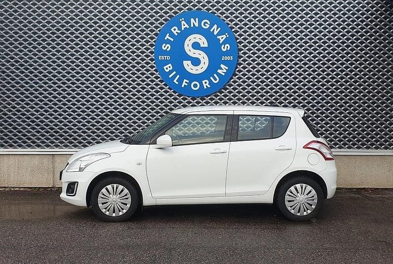 Vit Begagnad 2015 Suzuki Swift Comfort+ Halvkombi | 89 000 kr (Marknadspris) - Bild 1/4