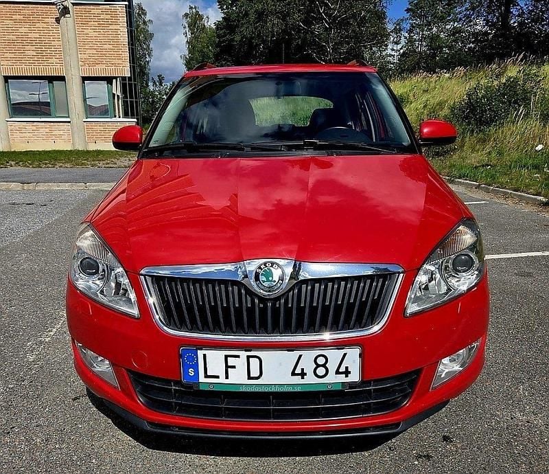 Röd Begagnad 2011 Skoda Fabia Elegance Kombi | 39 900 kr (Marknadspris) - Bild 1/4