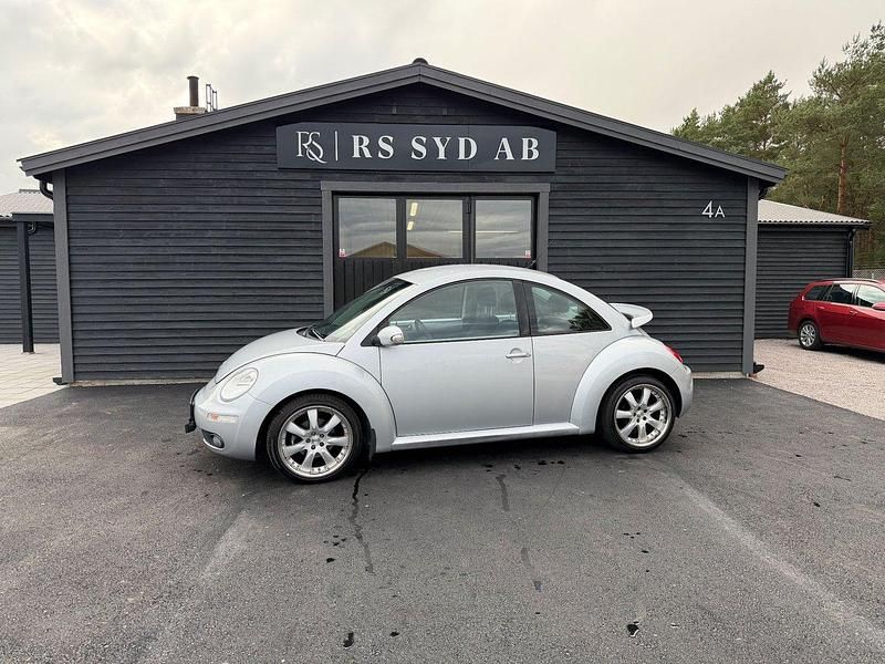 Silver Begagnad 2006 VW Beetle Highline Halvkombi | 64 000 kr (Lite dyr) - Bild 1/4