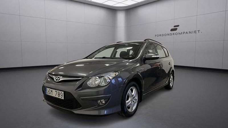 Grå Begagnad 2011 Hyundai i30 Kombi | 54 900 kr (Marknadspris) - Bild 1/4