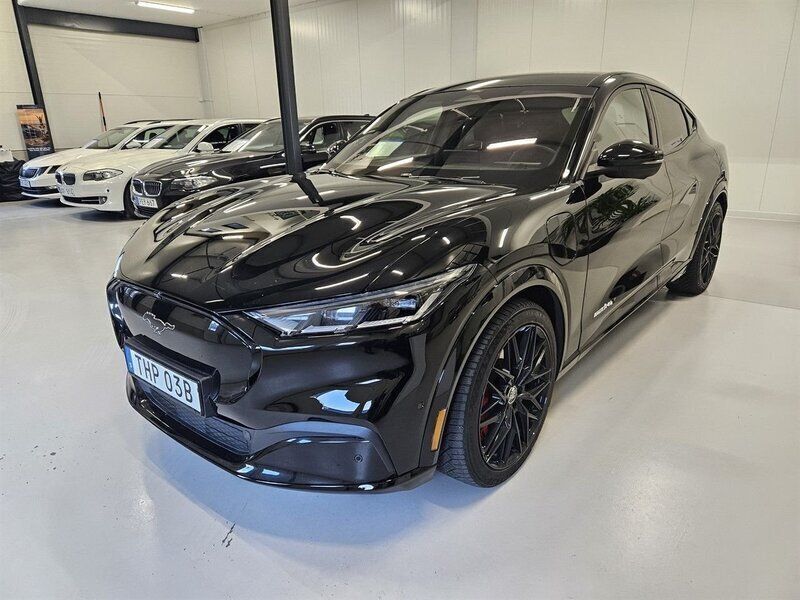 Svart Begagnad 2021 Ford Mustang Mach-E SUV | 399 900 kr (Marknadspris) - Bild 1/4