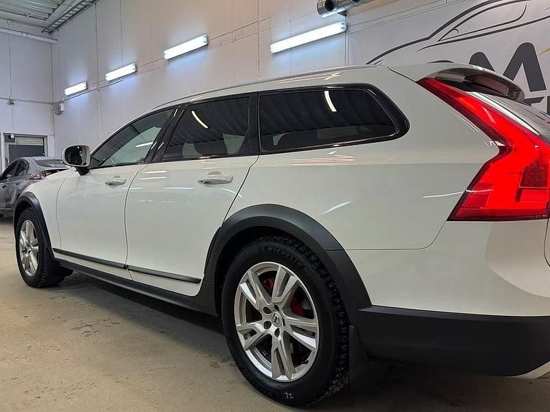 Begagnad Volvo V90 CC Momentum 190 HK (139 kW) 2017 Vit Kombi