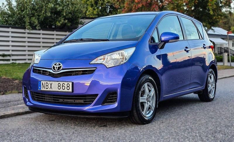 Blå Begagnad 2012 Toyota Verso-S Minibuss | 89 500 kr (Dyr) - Bild 1/4