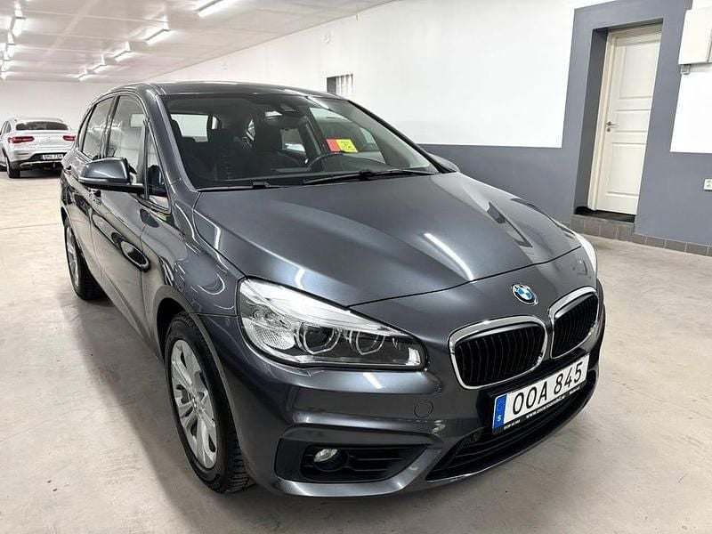 Grå Begagnad 2018 BMW 220 Active Tourer Minibuss | 169 000 kr - Bild 1/4