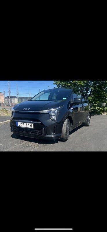 Svart Begagnad 2025 Kia Picanto Halvkombi | 174 900 kr (Marknadspris) - Bild 1/4