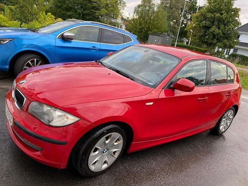 Röd Begagnad 2011 BMW 116 Halvkombi | 59 900 kr (Bra pris) - Bild 1/4