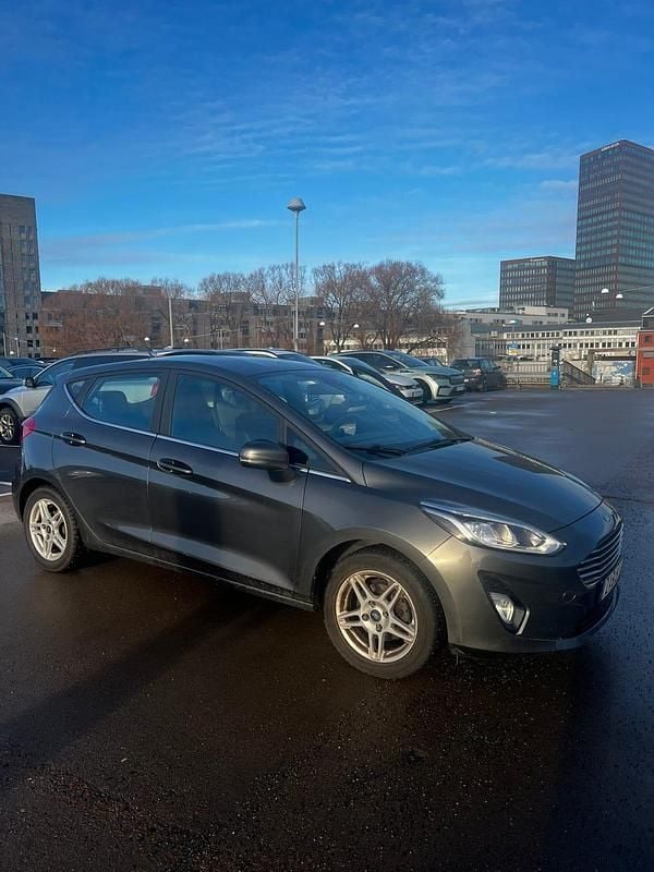 Begagnad 2018 Ford Fiesta Halvkombi | 83 000 kr (Bra pris) - Bild 1/4