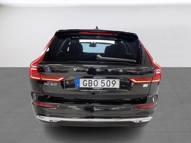 Begagnad Volvo XC60 Core 350 HK (257 kW) 2022 Svart SUV