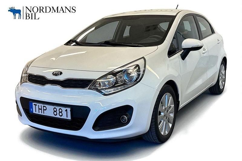 Vit Begagnad 2013 Kia Rio Halvkombi | 65 000 kr (Marknadspris) - Bild 1/4