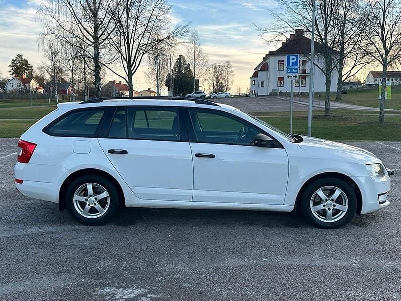 Vit Begagnad 2014 Skoda Octavia Kombi | 54 000 kr (Lite dyr) - Bild 1/4