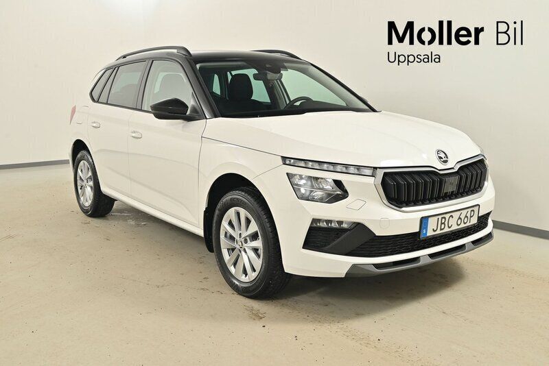 Vit (candy white black magic p) Ny 2025 Skoda Kamiq Selection SUV | 299 900 kr (Marknadspris) - Bild 1/4