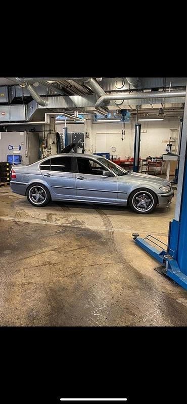 Grå Begagnad 2003 BMW 330 Sedan | 42 000 kr - Bild 1/2