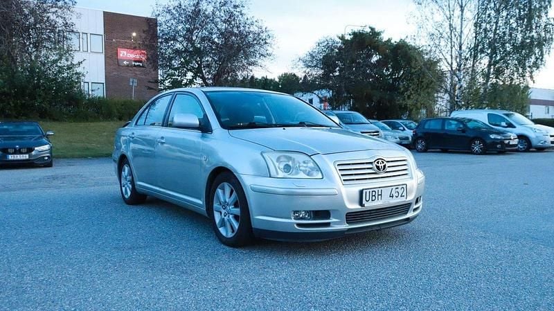Silver Begagnad 2003 Toyota Avensis Sedan | 44 700 kr (Marknadspris) - Bild 1/4