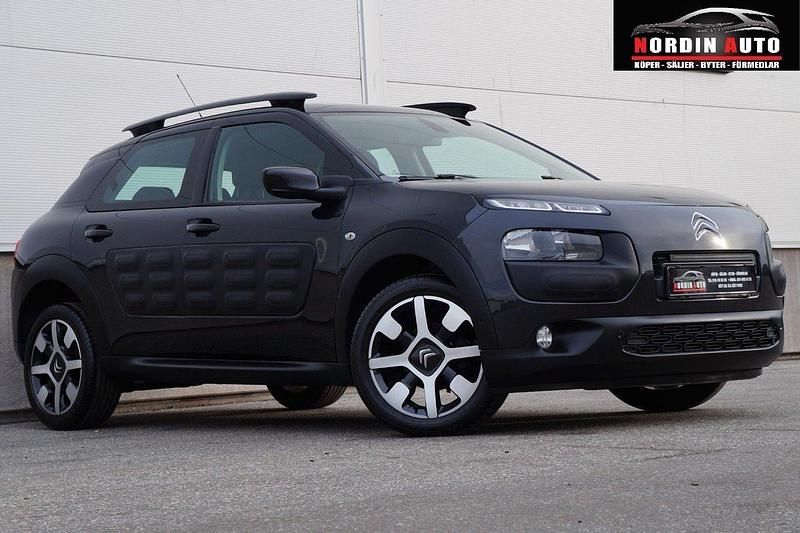 Svart Begagnad 2015 Citroën C4 Cactus PureTech Halvkombi | 74 900 kr (Marknadspris) - Bild 1/4