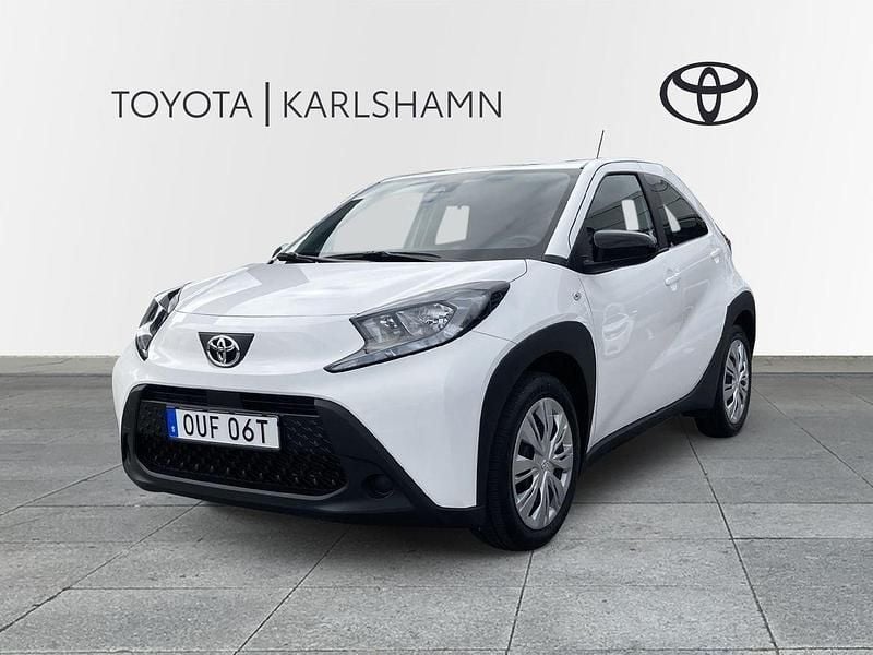 Vit Begagnad 2022 Toyota Aygo Play Halvkombi | 174 900 kr (Marknadspris) - Bild 1/3
