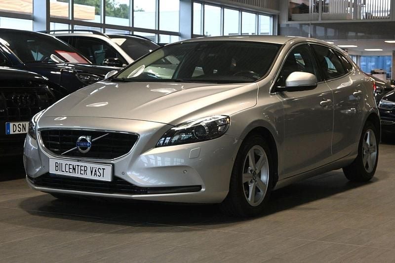 Ljusgrå (silver metallic) Begagnad 2013 Volvo V40 Momentum Kombi | 109 000 kr (Marknadspris) - Bild 1/4
