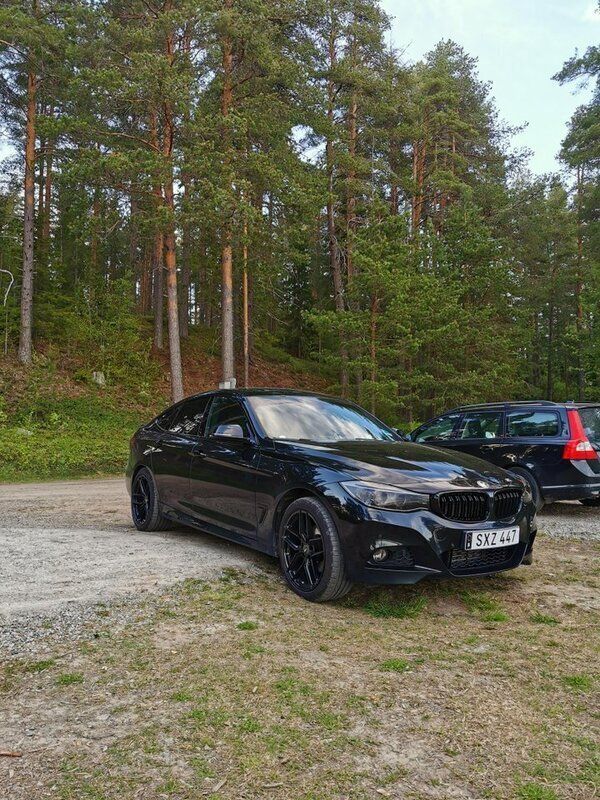 Svart Begagnad 2016 BMW 320 Gran Turismo M Sport Halvkombi | 185 000 kr (Marknadspris) - Bild 1/4