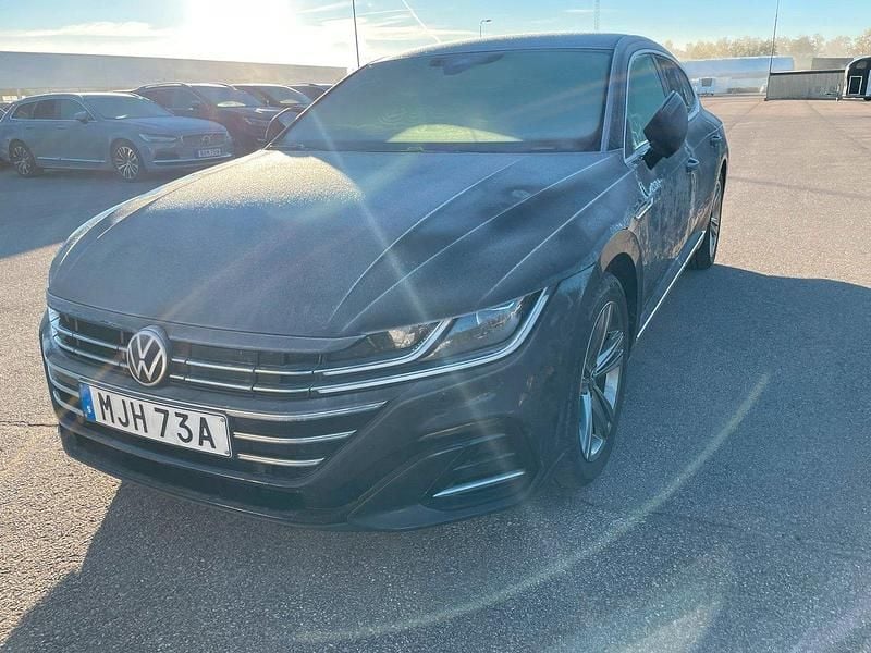 Mörkgrå (mangan grey metallic) Begagnad 2022 VW Arteon R-line Sedan | 329 000 kr (Marknadspris) - Bild 1/2