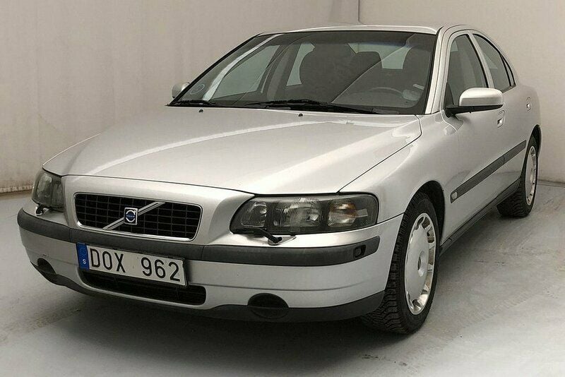 Silver Begagnad 2004 Volvo S60 Sedan | 50 800 kr (Marknadspris) - Bild 1/4