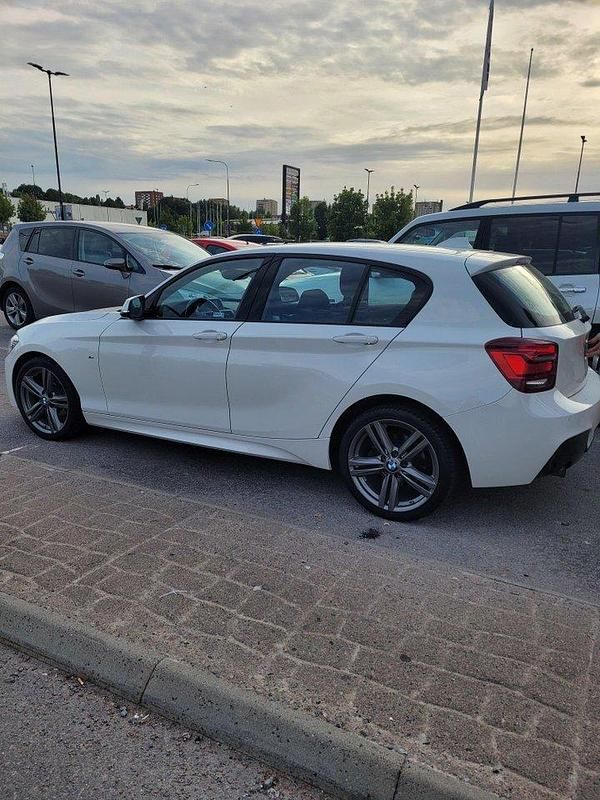 Vit Begagnad 2015 BMW 116 M Sport Halvkombi | 129 900 kr (Lite dyr) - Bild 1/3