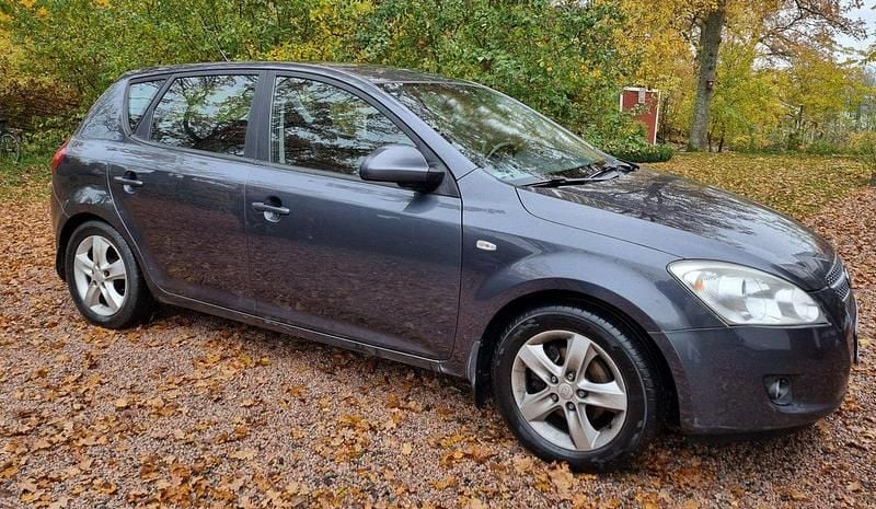 Grå Begagnad 2009 Kia Ceed 4 Halvkombi | 32 000 kr (Marknadspris) - Bild 1/4