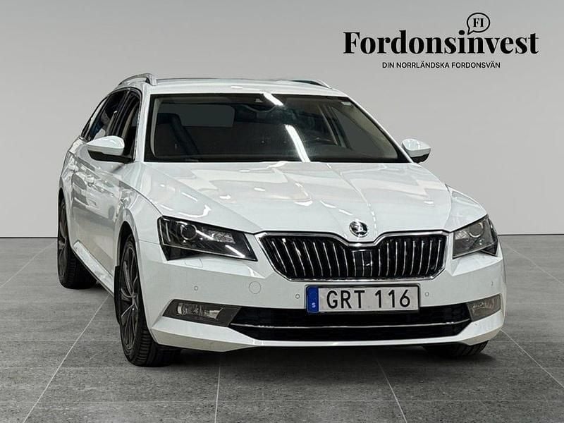 Vit Begagnad 2016 Skoda Superb LAURIN & KLEMENT Kombi | 154 900 kr (Marknadspris) - Bild 1/4