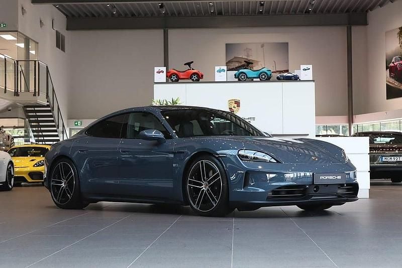 Mörkblå Ny 2025 Porsche Taycan 4S Sedan | 1 587 000 kr - Bild 1/4