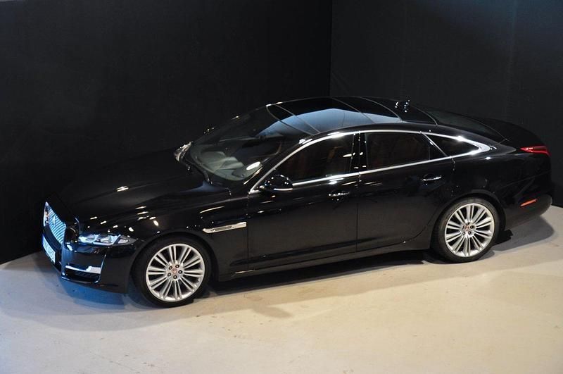 Svart Begagnad 2016 Jaguar XJ Portfolio Sedan | 349 000 kr (Dyr) - Bild 1/4