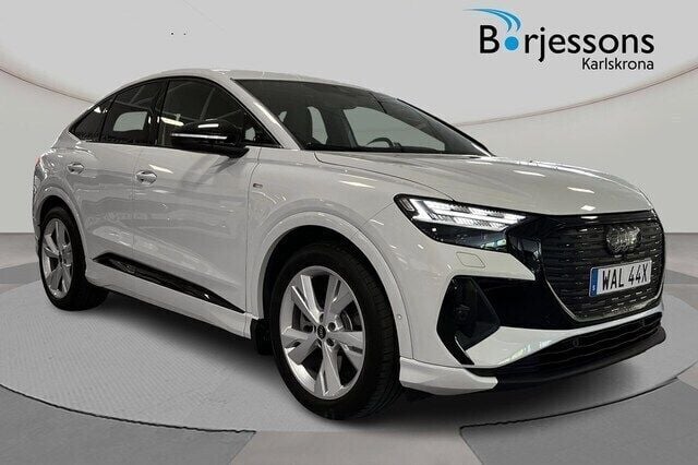 Vit Begagnad 2023 Audi Q4 Sportback e-tron S-Line SUV | 489 000 kr (Marknadspris) - Bild 1/4